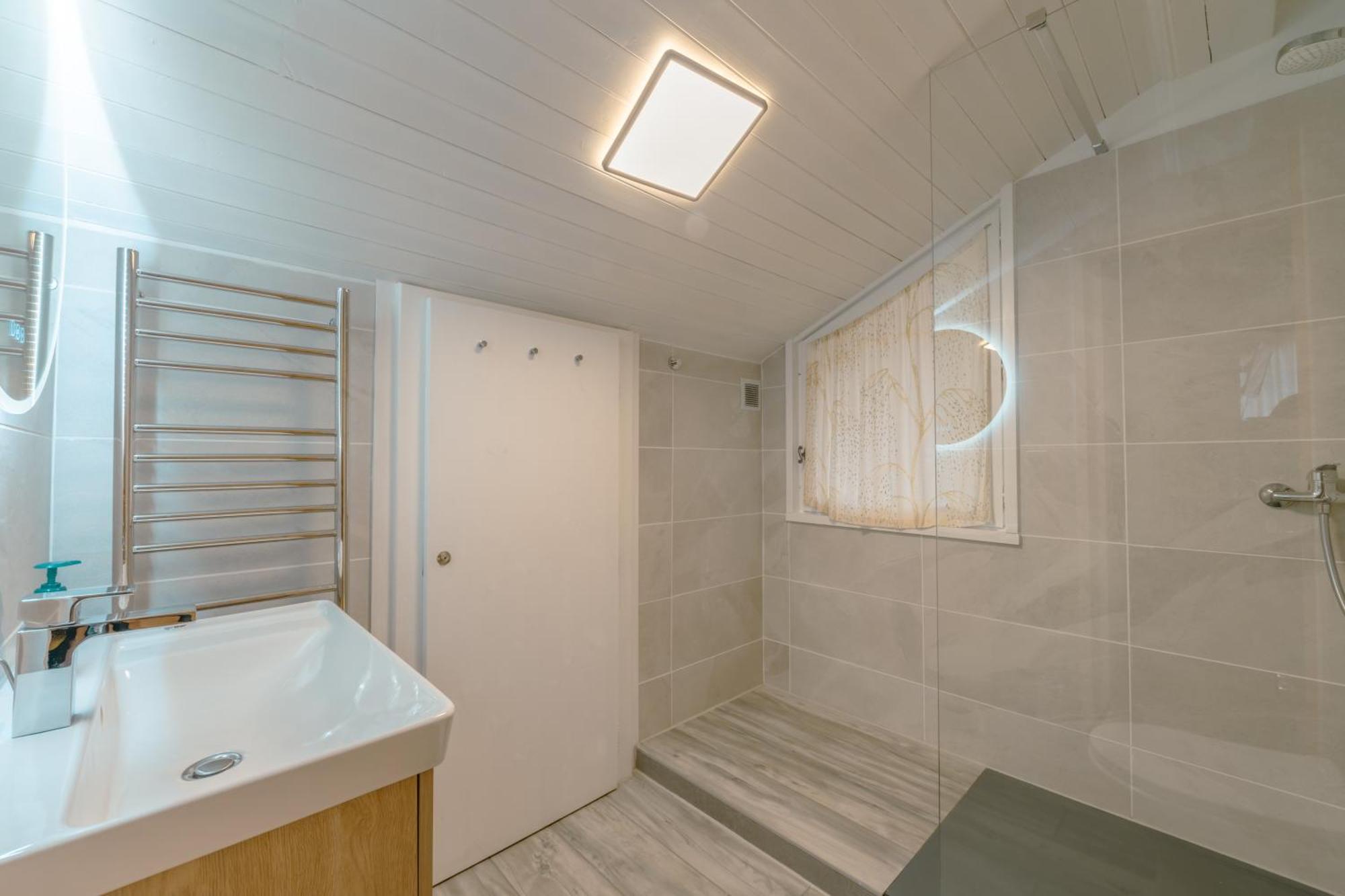 Chalet Muguet Gauche With Hot Tub Sleeps 10 Central Morzine Exterior foto
